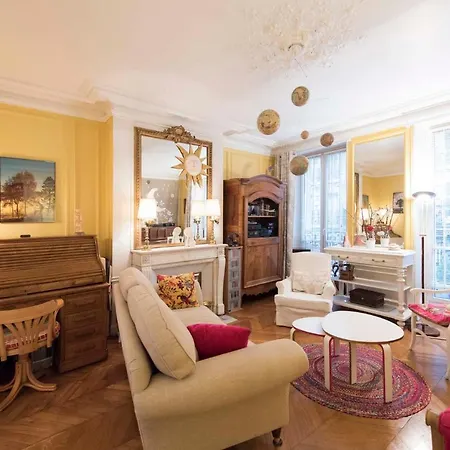 Veeve - Painting The Streets Of Pigalle